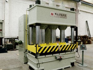 Cavitation phenomenon occurs in the hydraulic cylinder of a four